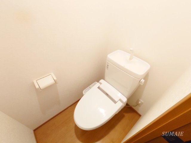 赤羽ベースのトイレ|温水洗浄便座付きトイレです☆