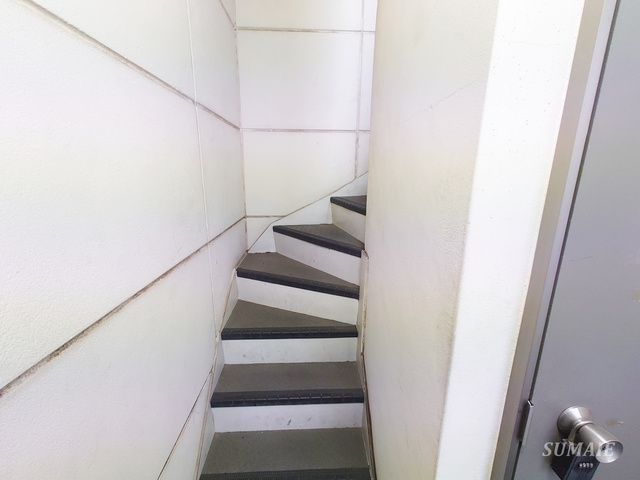 赤羽ベースのロビー|階段です☆