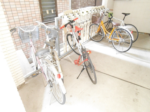 赤羽ベースの駐車場|自転車置場は屋根付きです☆