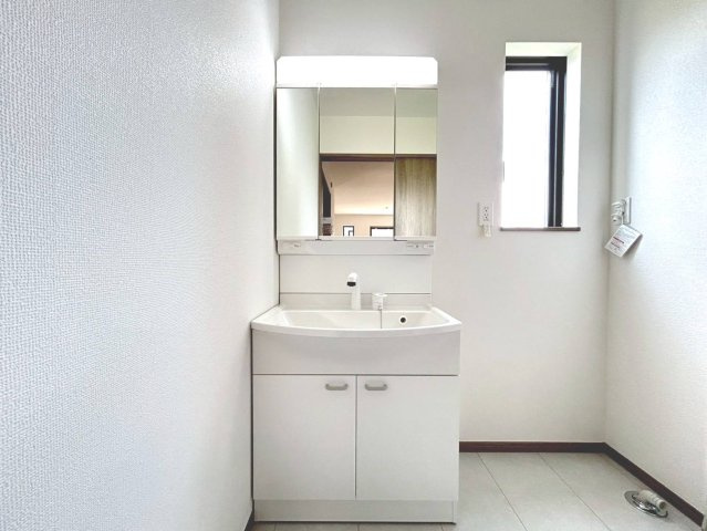 【商談中】ハートフルタウン　一宮市萩原町高松　全3区画分譲の独立洗面台|奥行約420mmのコンパクト設計で従来品と異なり洗面ボウルの成型の精度が高い為スッキリ納まります。