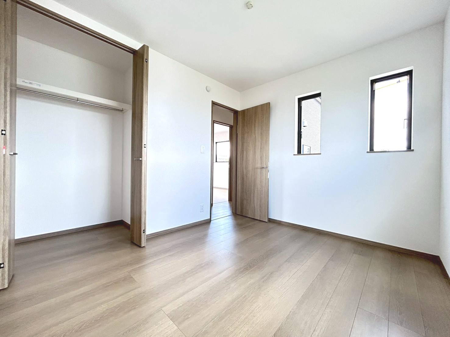 【商談中】ハートフルタウン　一宮市萩原町高松　全3区画分譲の洋室|木目の美しさを際立たせるシンプルデザインで、室内に落ち着きと安らぎを与えてくれます。