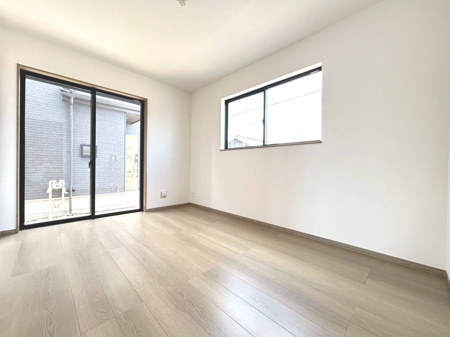 【商談中】ハートフルタウン　一宮市萩原町高松　全3区画分譲の洋室|木目の美しさを際立たせるシンプルデザインで、室内に落ち着きと安らぎを与えてくれます。