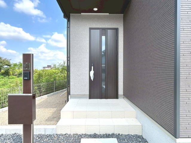 【商談中】ハートフルタウン　一宮市萩原町高松　全3区画分譲の玄関|玄関ドアの鍵はディンプルキーと内側はサムターンキーになっており防犯性の高い仕様になっています。