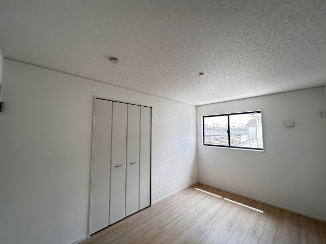 【Cradle garden】小山市喜沢 第8 全3棟の収納|〇1号棟・2階8.3帖洋室〇
明るい陽射しが差し込む主寝室。
大容量のクローゼットを備えているので、夫婦の荷物もスッキリ収納可能♪
バルコニー直結で開放感◎
※2026年5月撮影
