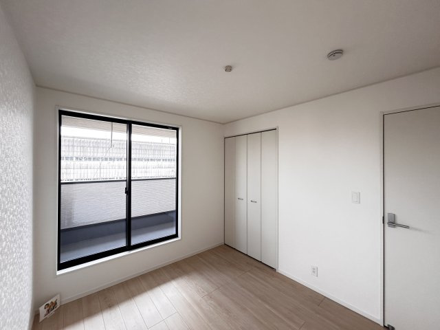 【Cradle garden】小山市喜沢 第8 全3棟の洋室|〇1号棟・2階6.7帖洋室〇
シンプルな内装と木の温もりを感じる床材が、心地よいプライベート空間を作り出します♪
自分好みのインテリアで飾れば更に快適になります☆
※2026年5月撮影