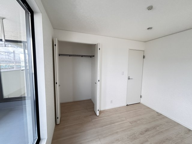 【Cradle garden】小山市喜沢 第8 全3棟の収納|〇1号棟・2階6.7帖洋室〇
使いやすいクローゼット付きですので、洋服や小物をすっきり収納できてお部屋を広く使えます。
毎日の身支度も快適です♪
※2026年5月撮影