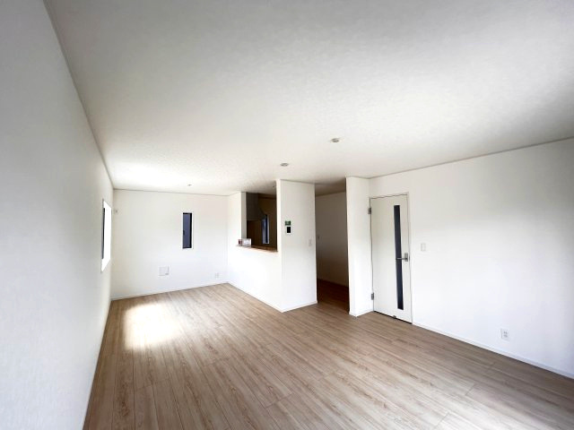 【Cradle garden】小山市喜沢 第8 全3棟の玄関|〇1号棟〇
玄関がいつもすっきりときれいに片づく大容量シューズボックス☆
増え続ける家族の履物が全部しまえます。
※2026年5月撮影