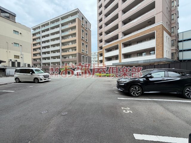 グランドウェルストーンの駐車場|カースペースがあります