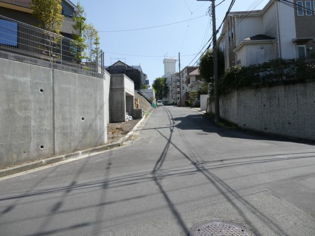フォレストタウン青葉台Ⅱの前面道路含む現地写真