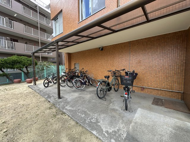 ロイヤルコーポ朝霧の駐輪場