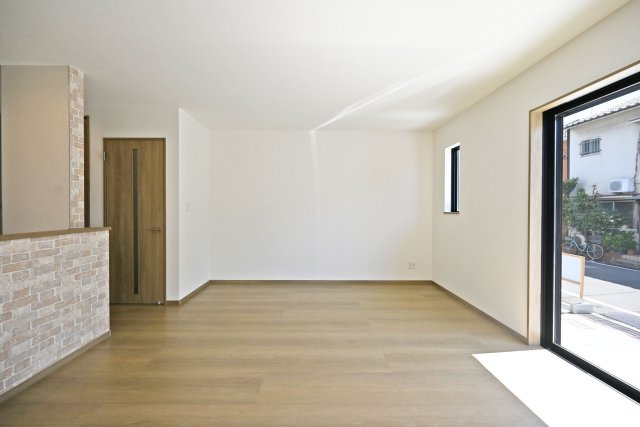 ハートフルタウン昆陽泉町4丁目新築一戸建て│南向き3LDK+駐車駐輪の居間・リビング|キッチンは対面式ながらカウンタータイプの為手元を隠しながら調理とコミュニケーションの両立が可能。実用性と意匠性を兼ね備えたLDKに仕上がりました。キッチンからの配膳効率も良いのが魅力です。