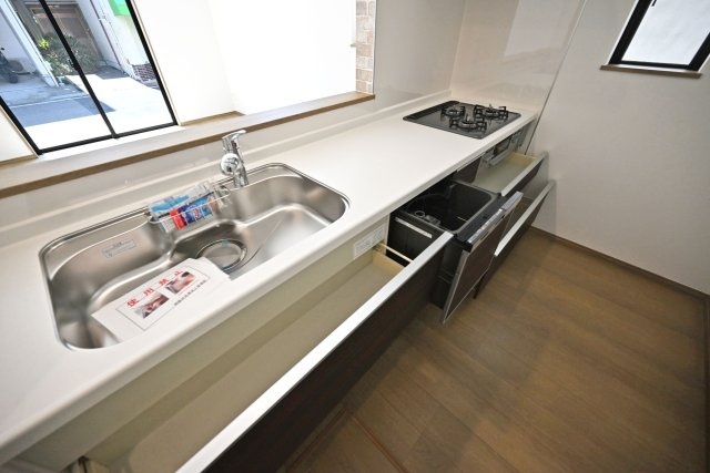 ハートフルタウン昆陽泉町4丁目新築一戸建て│南向き3LDK+駐車駐輪のキッチン|ワークトップは十分な広さがあるW2550タイプ。調理台下いっぱいに収納を設け、包丁のホルダーや調味料専用の引き出しも備えています。本分譲地は食洗機が標準装備されています。