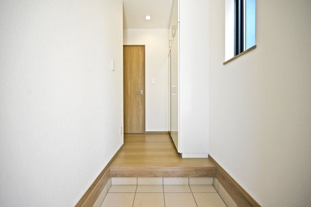 ハートフルタウン昆陽泉町4丁目新築一戸建て│南向き3LDK+駐車駐輪の玄関|1階玄関に入ってすぐの内観写真です。 上部まで収納があるシューズBOX付き。 毎日使う玄関回りも常に片付いた状態を維持できそうです。