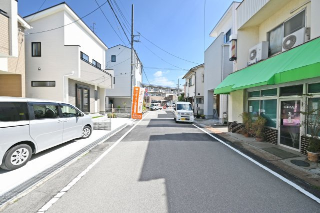 ハートフルタウン昆陽泉町4丁目新築一戸建て│南向き3LDK+駐車駐輪の前面道路含む現地写真|前面道路幅は南側に約6.7ｍです。