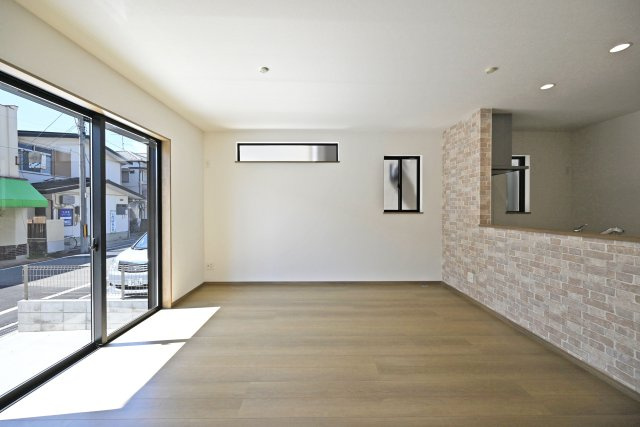 ハートフルタウン昆陽泉町4丁目新築一戸建て│南向き3LDK+駐車駐輪の居間・リビング|1階LDKをテレビボード側から正面に撮影した内観写真です。LDKは約15.2帖でゆとりある広さです。インテリア配置に困らない間取り設計に加え、お子様のいる世帯に必要な部屋数を備えた物件です。