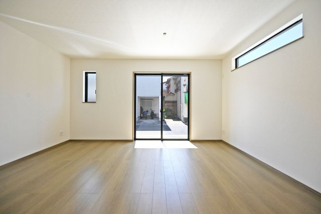 ハートフルタウン昆陽泉町4丁目新築一戸建て│南向き3LDK+駐車駐輪の居間・リビング|1階LDKをキッチン側から正面撮影した内観写真です 。広さは約15.2帖で未就学児も含む4人家族がゆとりをもって過ごすには十分の1棟です。ワイドFIX窓を採用するなどデザイン性を向上させています。