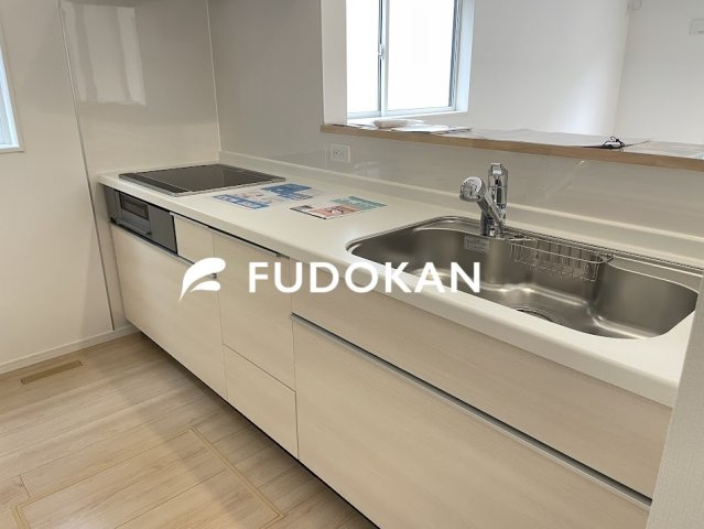 山形市松波第4【新築建売】のキッチン|広々ワイドなキッチンは料理がしやすく快適です。