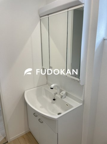 山形市松波第4【新築建売】の独立洗面台|三面鏡の洗面台は、スタイリッシュなだけでなく収納力もあります。