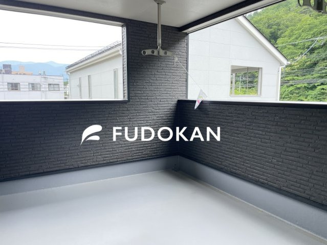 山形市松波第4【新築建売】のバルコニー|洗濯は外干ししたいけど、外の目やお天気が気になる方注目です。