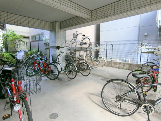 Amavel羽田空港のその他共用部分|屋根付きの駐輪場