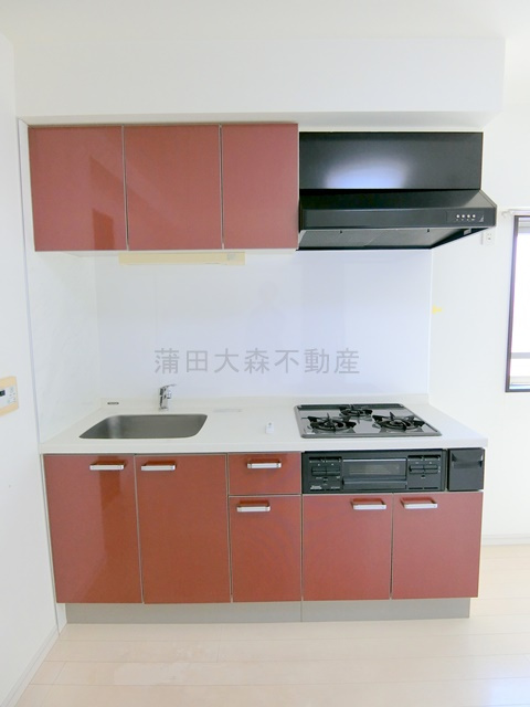 Amavel羽田空港のキッチン|3口ガスのグリル付きシステムキッチン