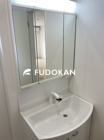 山形市松波第4【新築建売】の独立洗面台|三面鏡の洗面台は、スタイリッシュなだけでなく収納力もあります。