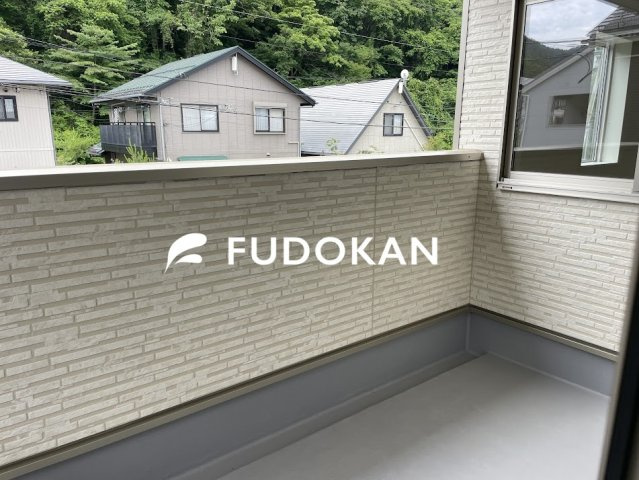 山形市松波第4【新築建売】のバルコニー|洗濯は外干ししたいけど、外の目やお天気が気になる方注目です。