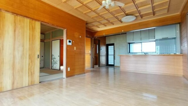 熊谷市上川上　中古住宅（土地68坪超！建物39坪超！）の居間・リビング