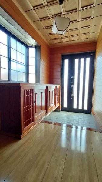 熊谷市上川上　中古住宅（土地68坪超！建物39坪超！）の玄関