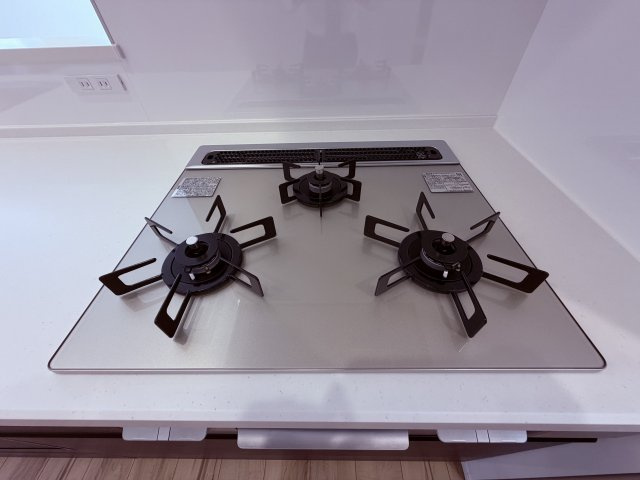 【キッチン】 | 杉並区下井草３丁目　新築戸建て　１号棟 | 三口ガスコンロで同時調理が可能、効率よく料理がはかどります