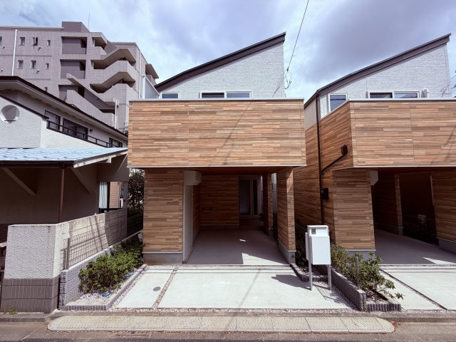 【外観】 | 杉並区下井草３丁目　新築戸建て　１号棟 | 洗練された外観が街並みに美しく調和する品格ある佇まいの住まい