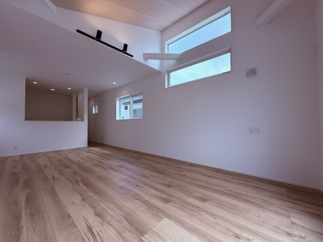 【居間・リビング】 | 杉並区下井草３丁目　新築戸建て　１号棟 | 光と風が心地よく通り抜ける、明るく開放的なLDK空間