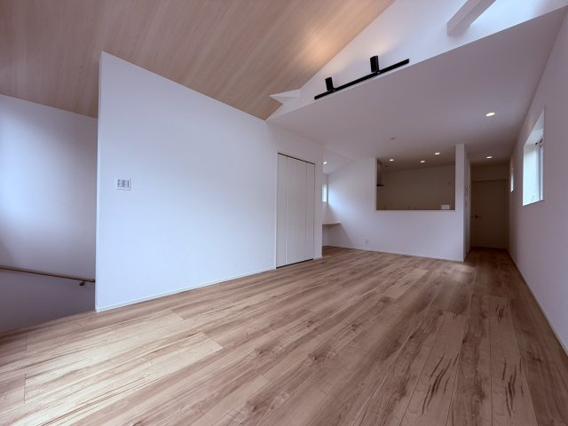 【居間・リビング】 | 杉並区下井草３丁目　新築戸建て　１号棟 | 天井高のある吹き抜けLDKが、明るさとゆとりを演出します