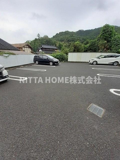 舞鶴市字引土のアパートの駐車場|敷地内に駐車場も完備★