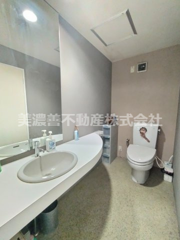 ６６８２４　岐阜市野一色店舗・事務所のトイレ|2階