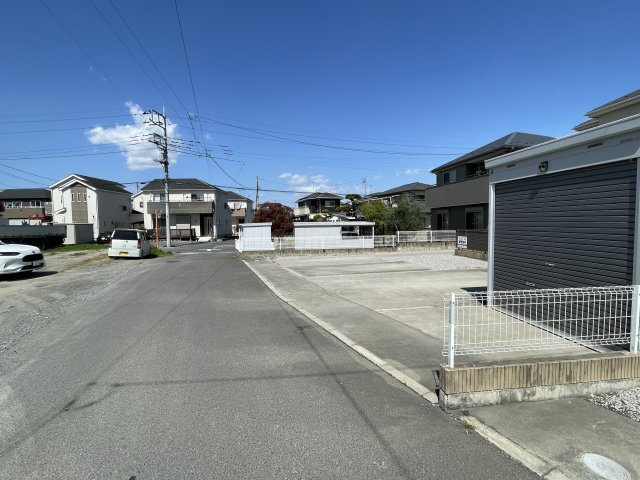 藤岡市小林　中古2100の前面道路含む現地写真