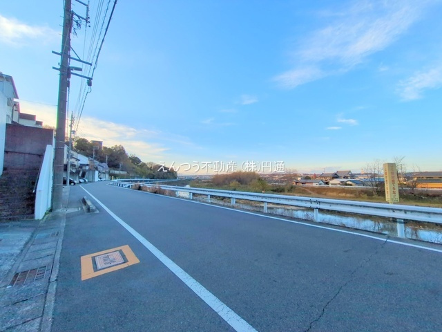 長坂町南山　フルリフォームの前面道路含む現地写真