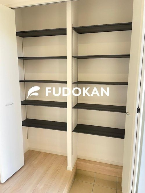 山形市長町第8【新築建売】の玄関|大きいシューズボックスはどんどん増える靴を散らかさずに収納できます。