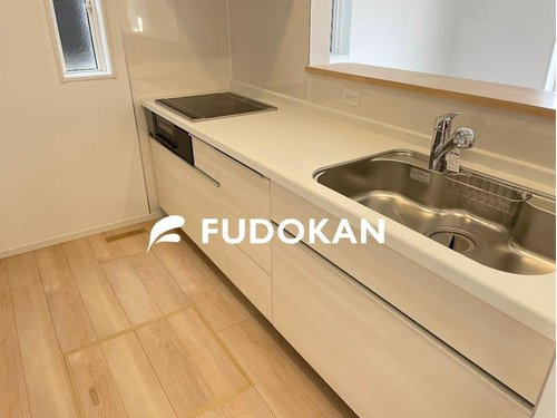 山形市長町第8【新築建売】のキッチン|広々ワイドなキッチンは料理がしやすく快適です。