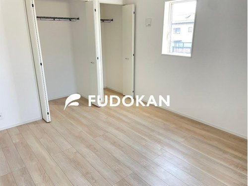 山形市長町第8【新築建売】の寝室|大きいベットを置いてもスペースの取れる寝室です。