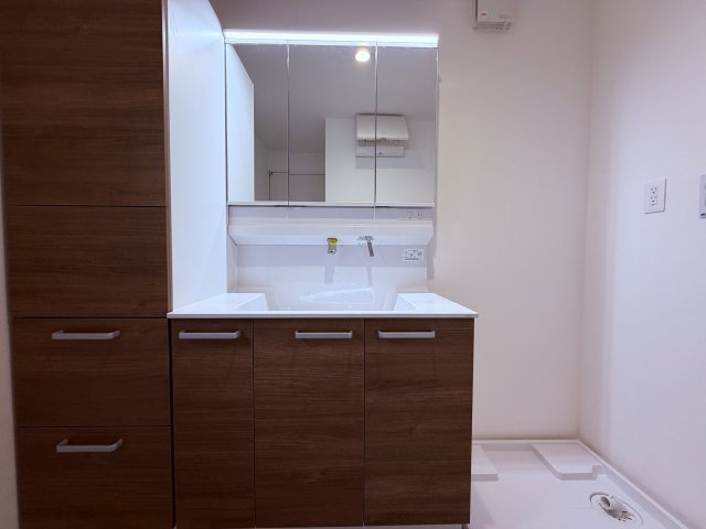 【独立洗面台】 | 杉並区下井草３丁目　新築戸建て　２号棟 | 【1号棟参考】使いやすい洗面化粧台で毎日の身支度も快適です