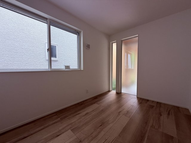 【洋室】 | 杉並区下井草３丁目　新築戸建て　２号棟 | 【1号棟参考】明るく落ち着いた洋室でくつろぎの時間を演出