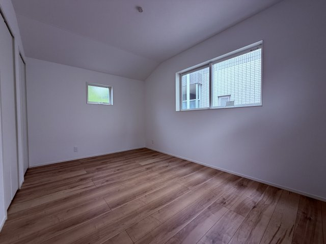 【洋室】 | 杉並区下井草３丁目　新築戸建て　２号棟 | 【1号棟参考】シンプルで使いやすい洋室は多彩な用途に対応可能