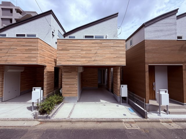 【外観】 | 杉並区下井草３丁目　新築戸建て　２号棟 | 洗練された外観が街並みに美しく調和する品格ある佇まいの住まい