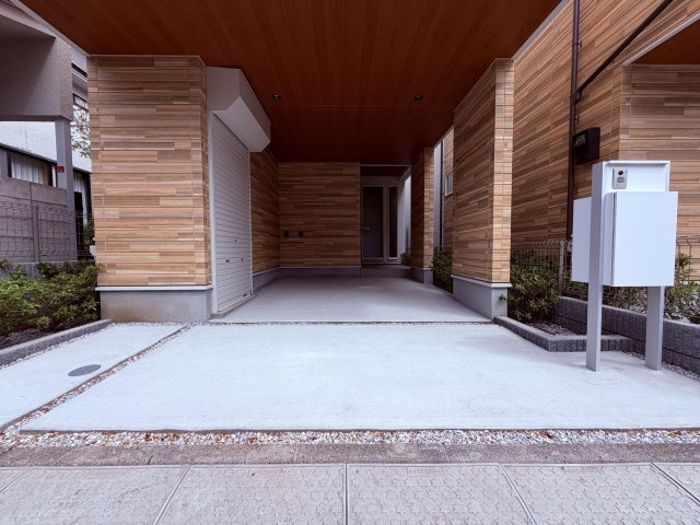 【駐車場】 | 杉並区下井草３丁目　新築戸建て　２号棟 | 【1号棟参考】車庫付きで雨の日も安心して利用できます