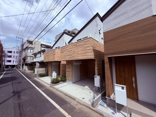 【外観】 | 杉並区下井草３丁目　新築戸建て　２号棟 | シンプルで美しい外観が日常を彩る、上質で落ち着きのある住空間