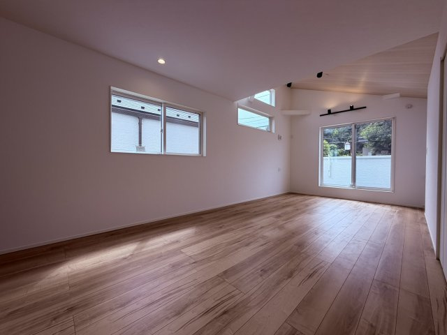 【居間・リビング】 | 杉並区下井草３丁目　新築戸建て　２号棟 | 【1号棟参考】開放感あるLDKは家族が自然と集う心地よい空間