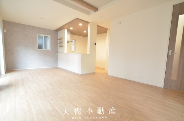 【居間・リビング】 | 綾瀬市上土棚南4丁目 新築戸建て 全1棟【仲介手数料無料】