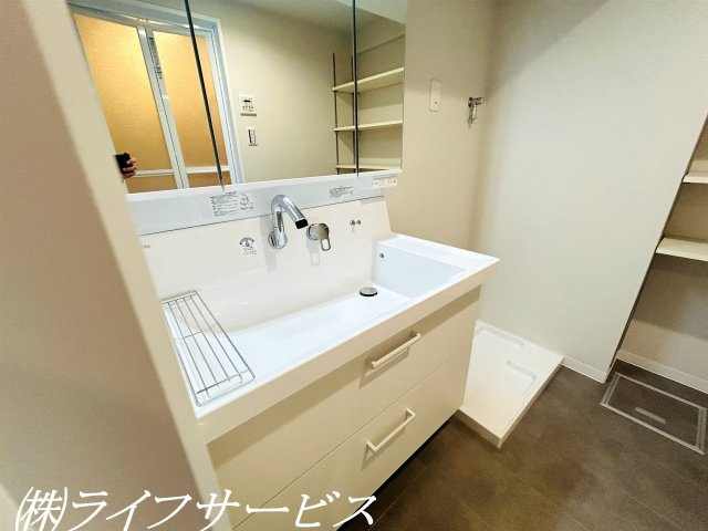 【洗面所】 | ファミールハイツ北大阪４号棟 | 三面鏡タイプのシャワー付洗面化粧台