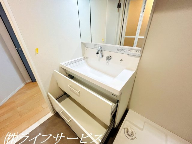 【洗面所】 | ファミールハイツ北大阪４号棟 | 三面鏡タイプのシャワー付洗面化粧台